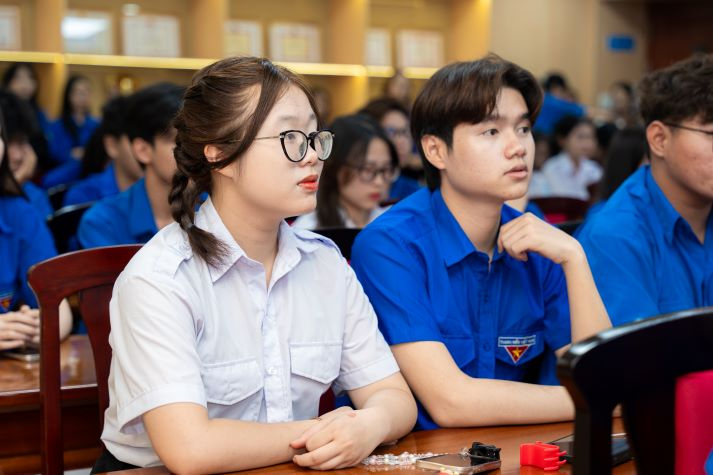 CLB Lý luận trẻ HUTECH đồng hành cùng Đoàn viên, sinh viên thắp sáng niềm tin Đảng 45