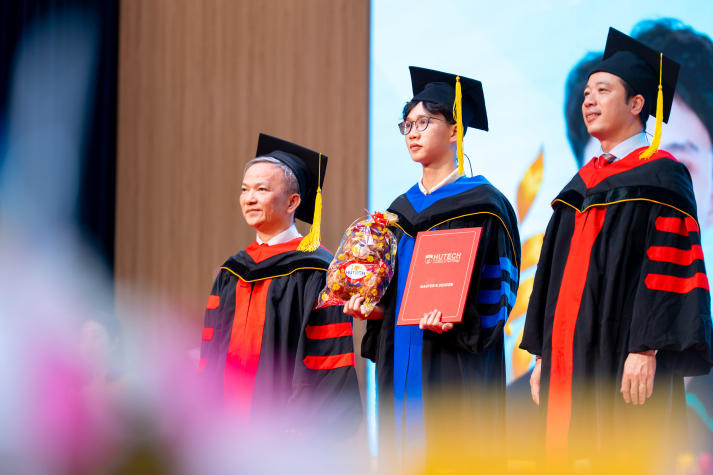 Lễ trao bằng tốt nghiệp HUTECH: Vinh danh nghị lực học tập vượt giới hạn thời gian và tuổi tác 125