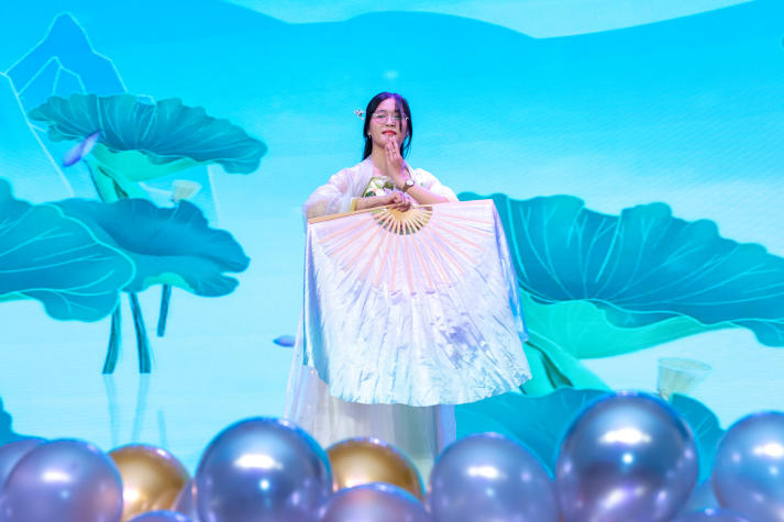 Sôi động, đa sắc màu: Tân sinh viên Khoa Trung Quốc học “cháy” hết mình tại Đêm nhạc hội chào năm học mới 28