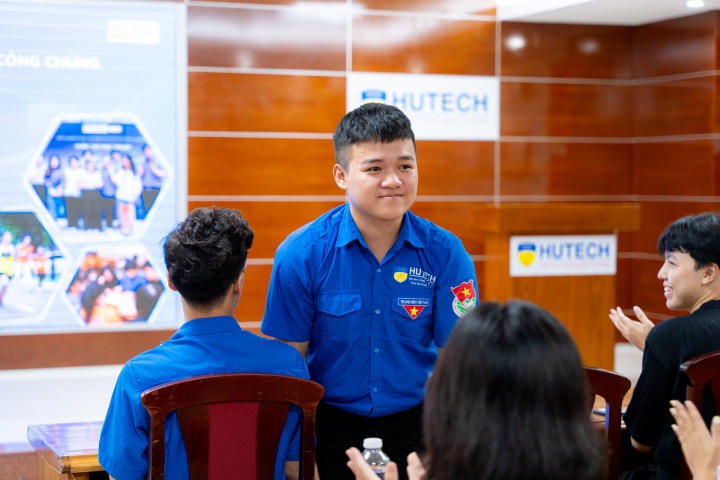 Ban cán sự lớp Khoa Khoa học Xã hội và Quan hệ Công chúng học hỏi nhiều kỹ năng hữu ích qua buổi tập huấn 41