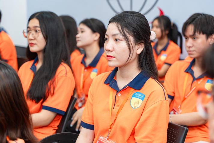 Tham quan Transcosmos Vietnam, sinh viên ngành Digital Marketing học hỏi kinh nghiệm từ cựu sinh viên 11