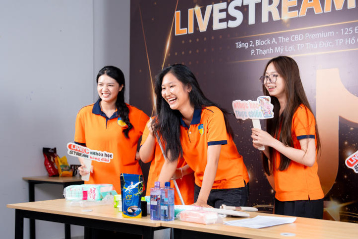 ​[Video] Sinh viên Truyền thông đa phương tiện “nhập vai” thành host livestream chuyên nghiệp trong chuyến đi đến G.DJS 21