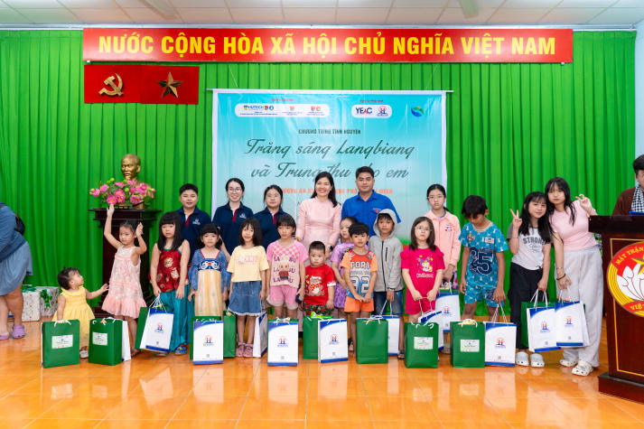 Sinh viên HUTECH mang Trung thu ấm áp đến với thiếu nhi phường An Khánh 112