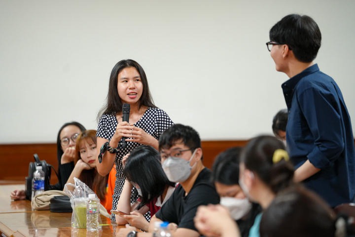 Sinh viên Khoa Tiếng Anh hào hứng tìm hiểu ngành bản địa hóa phim ở Việt Nam tại hội thảo 68