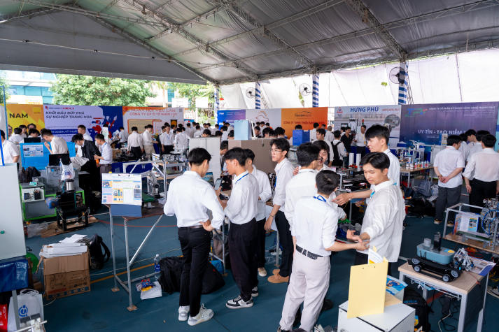 HUTECH-ers gặp chuyên gia, khơi mở bí kíp nghề nghiệp ngay trên giảng đường 120