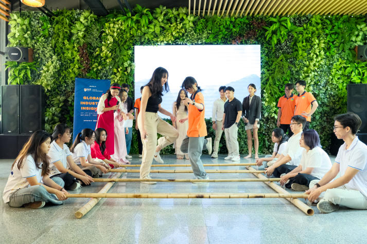 Sinh viên Khoa Tài chính - Thương mại giao lưu văn hóa dân gian cùng bạn bè quốc tế tại Chương trình “Wrap & Clap” 80