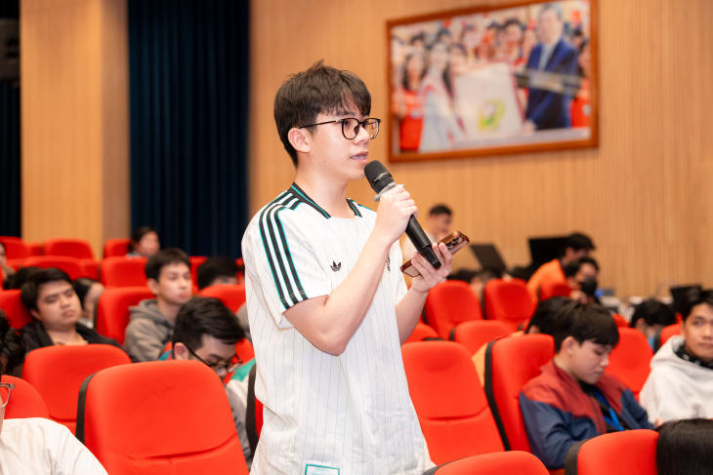 Dàn chuyên gia đồng hành cùng sinh viên Khoa Công nghệ thông tin trong hành trình lựa chọn chuyên ngành 118