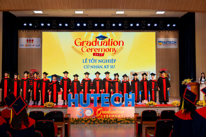 Tự hào khoác áo cử nhân, sinh viên HUTECH viết tiếp hành trình tương lai 23