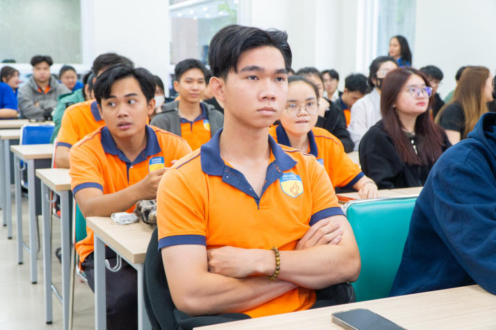 Chinh phục tiếng Anh, sinh viên Khoa Luật vững hành trang hội nhập 60