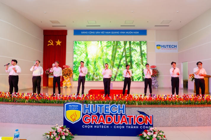 Lễ trao bằng tốt nghiệp tháng 12/2023 tại HUTECH: “Cảm ơn cha mẹ - Người không đứng trên thảm đỏ” 22