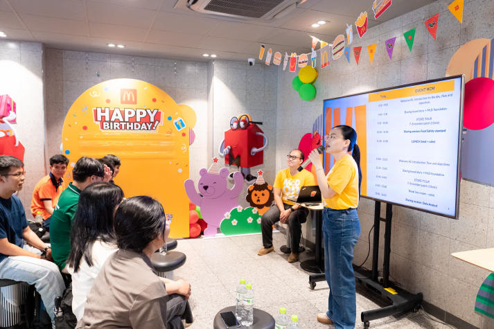 Sinh viên ngành Công nghệ thực phẩm khám phá quy trình vận hành tại McDonald’s Bến Thành 54