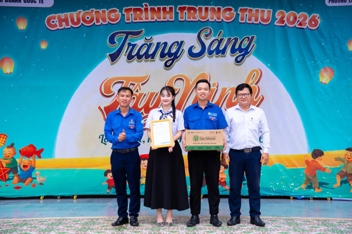 Sinh viên Marketing - Kinh doanh quốc tế viết nên mùa trăng sẻ chia tại Tây Ninh 43