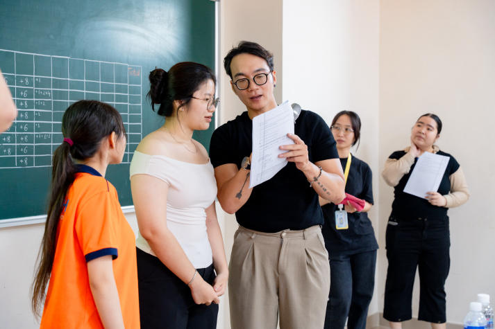 [Ảnh] Ai phát âm chuẩn hơn? Sinh viên Khoa Tiếng Anh sôi nổi chinh phục thử thách ngôn ngữ 60
