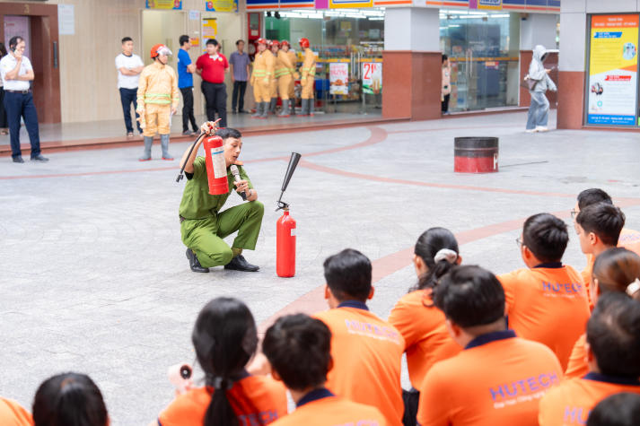 [Video] HUTECH tổ chức diễn tập PCCC & CNCH: Nâng cao năng lực ứng phó, bảo đảm an toàn học đường 34