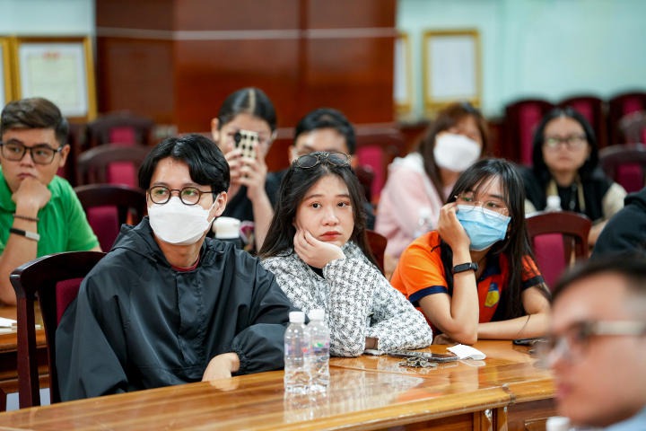 Sinh viên Khoa Tiếng Anh hào hứng tìm hiểu ngành bản địa hóa phim ở Việt Nam tại hội thảo 55