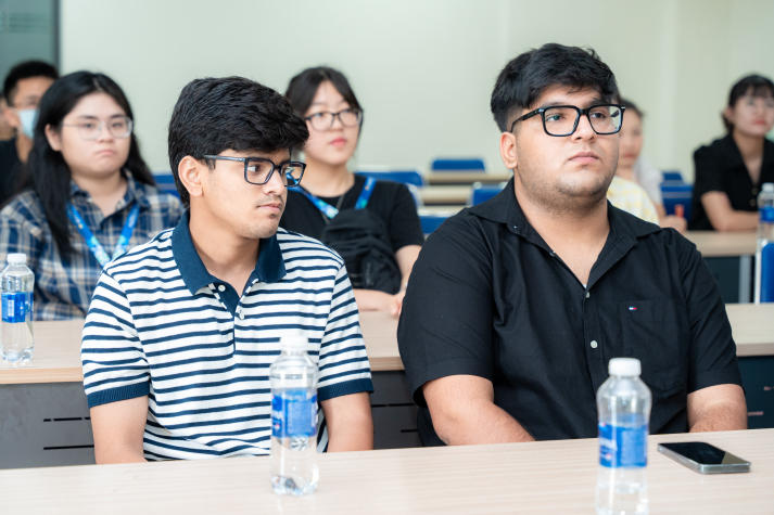 Chạm vào nét Việt, sinh viên quốc tế khám phá di sản và sáng tạo trên nón lá 23