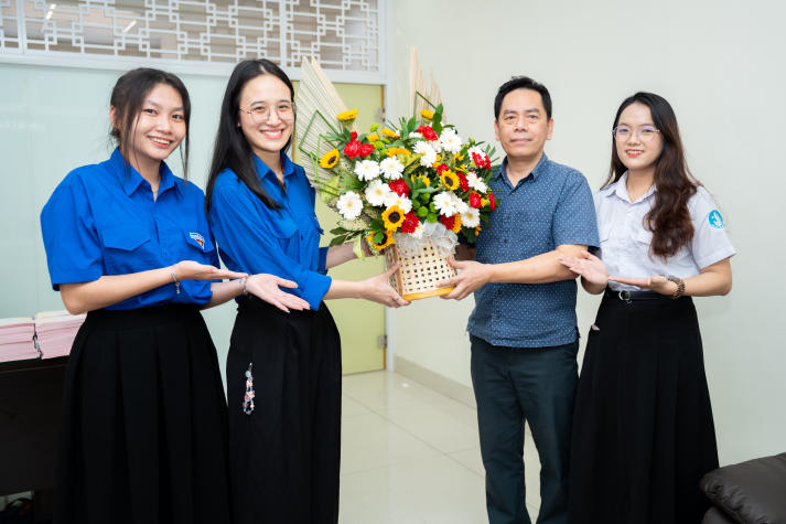 [Ảnh] Khoảnh khắc đẹp tại cuộc thi cắm hoa 20/11: Sinh viên HUTECH gửi trọn yêu thương đến các nhà giáo 122