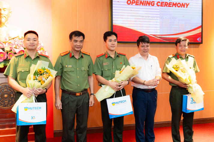 Khai giảng chương trình Ngôn ngữ Anh từ xa: Dấu ấn hợp tác đào tạo giữa HUTECH và Đại học An ninh Nhân dân 61