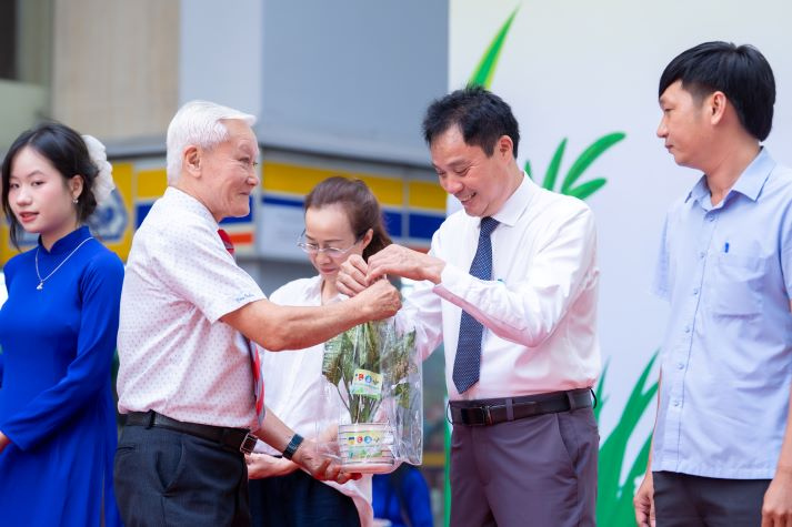 Lễ ra quân Mùa hè xanh HUTECH 2025: Sắc áo xanh tình nguyện vì cộng đồng 44