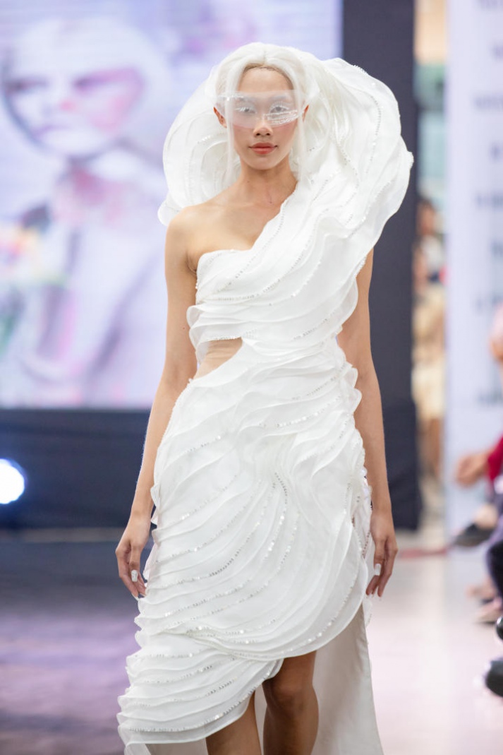 [Video] Đem bọ cánh cứng và người vô gia cư vào đồ án tốt nghiệp, 02 sinh viên ngành Thiết kế thời trang HUTECH “cán đích” thủ khoa và á khoa 237