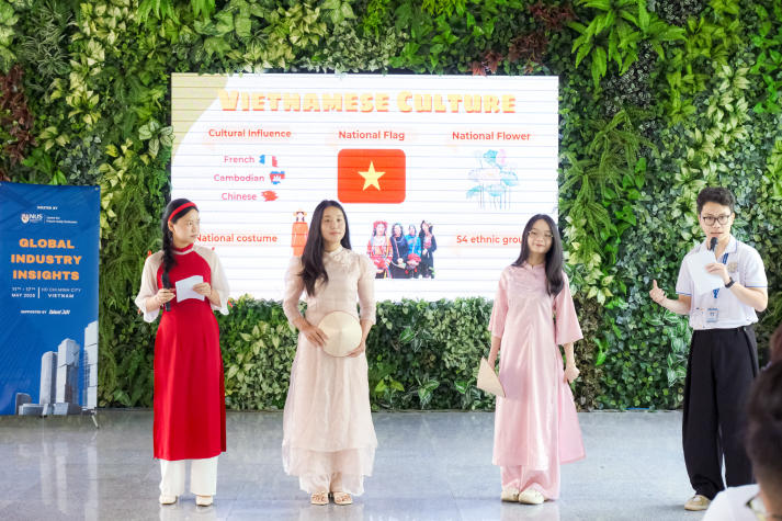 Sinh viên Khoa Tài chính - Thương mại giao lưu văn hóa dân gian cùng bạn bè quốc tế tại Chương trình “Wrap & Clap”