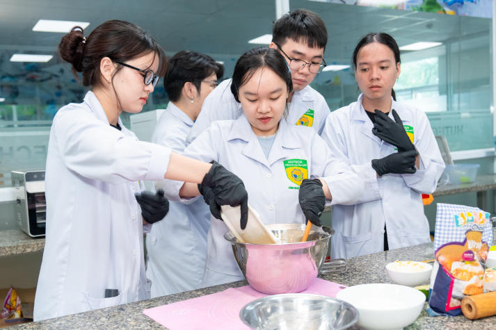 [Video] Sinh viên Công nghệ thực phẩm HUTECH trải nghiệm làm bánh quy gừng, lan tỏa sắc màu Giáng sinh 54
