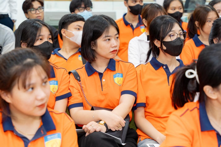 Sinh viên Khoa Tài chính - Thương mại HUTECH tham quan Vietcombank 80