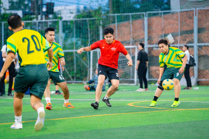 [Hội thao CB-GV-NV HUTECH 2025] Nảy lửa vòng Tứ kết bóng đá nam, 04 cái tên xuất sắc lộ diện vào Bán kết 45