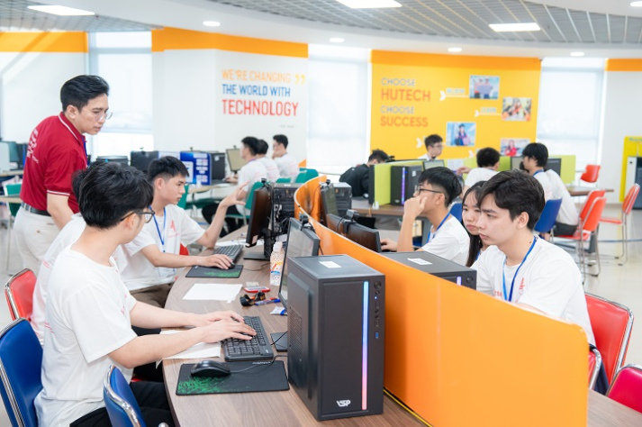 [Ảnh] Gần 1000 thí sinh bước vào chuỗi thử thách công nghệ tại OLP’25, OlpAI’25, Procon’25 và ICPC Asia HCMC 2025 61