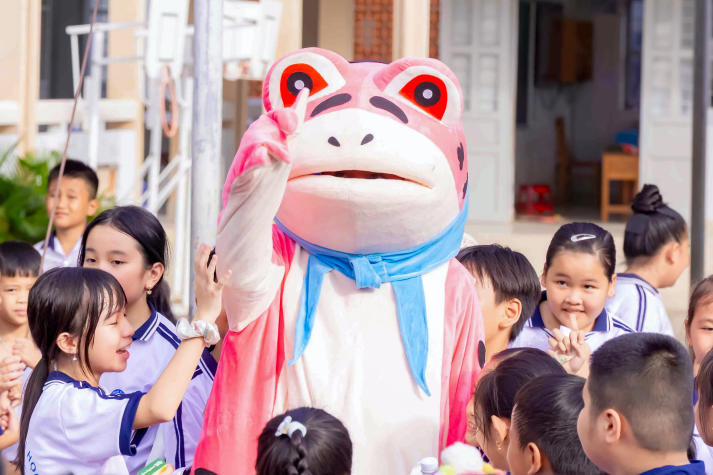 Sinh viên Khoa Marketing - Kinh doanh quốc tế mang “Ngàn điều trăng nói” đến với thiếu nhi Vĩnh Long 64