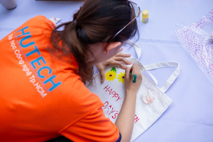 Sinh viên Khoa Marketing - Kinh doanh quốc tế thiết kế túi Tote tôn vinh nét đẹp người phụ nữ 47