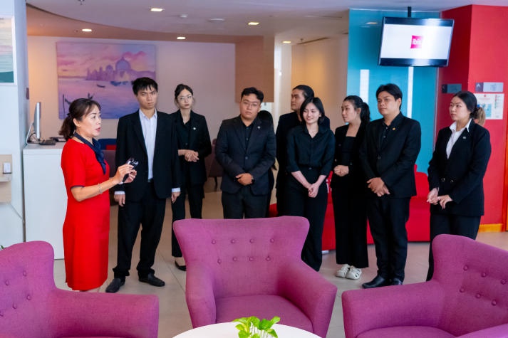 [Ảnh] Tham quan Novotel Living & ibis Saigon South, sinh viên HUTECH - CYU mở rộng kiến thức về môi trường dịch vụ cao cấp 46