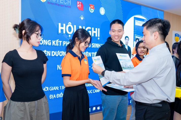 Nhiều sinh viên Khoa Kiến trúc - Mỹ thuật HUTECH được vinh danh 75