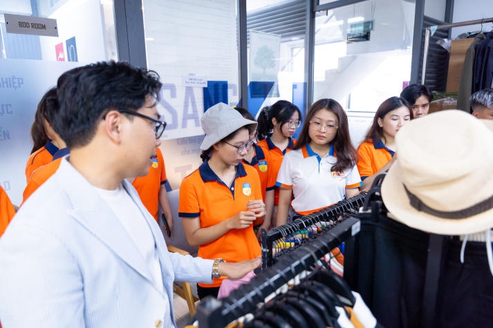 Sinh viên ngành Thương mại điện tử tìm hiểu thị trường thực tiễn tại Công ty AKUBA 126