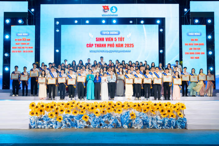 44 Sinh viên 5 tốt hai năm liên tục của HUTECH nhận Bằng khen của Chủ tịch UBND Thành phố 687