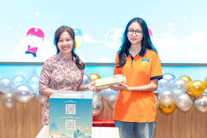 Sôi động, đa sắc màu: Tân sinh viên Khoa Trung Quốc học “cháy” hết mình tại Đêm nhạc hội chào năm học mới 66