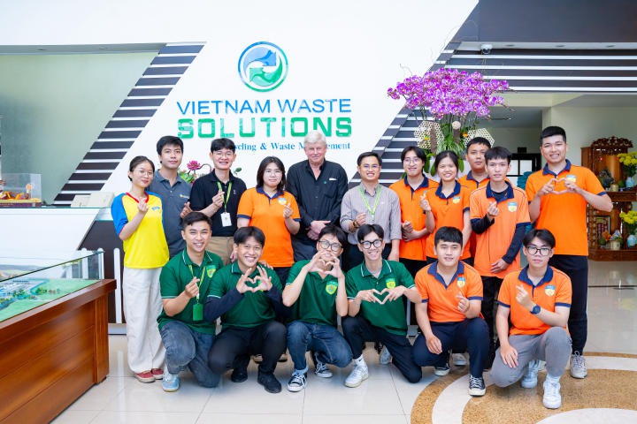 Sinh viên ngành Kỹ thuật môi trường tìm hiểu quy trình xử lý rác thải tại Khu Liên hợp xử lý chất thải Đa Phước 104