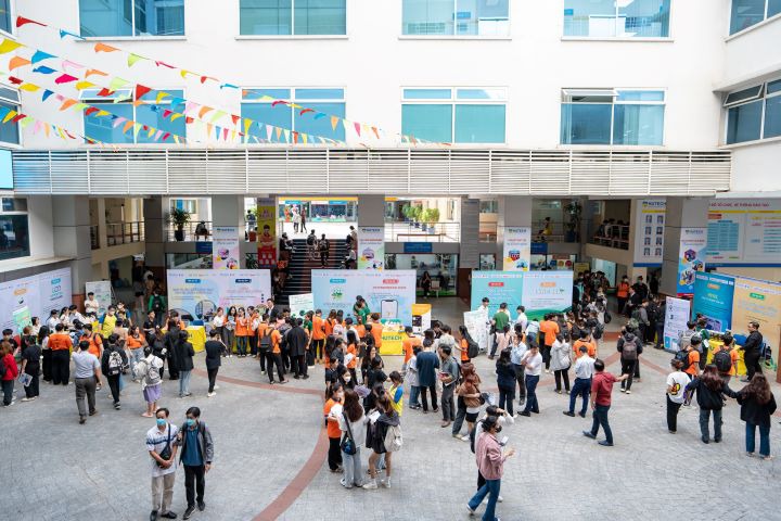 “Tour” khám phá không gian triển lãm Top 10 “HUTECH Startup Wings 2023” 23