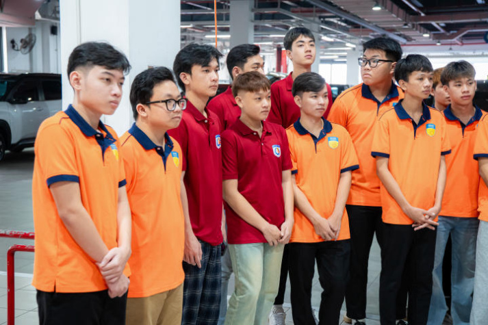 Sinh viên Viện Kỹ thuật "chạm" thực tế ngành tại Công ty Thương mại Dịch vụ Ô tô Thủ Đức 28