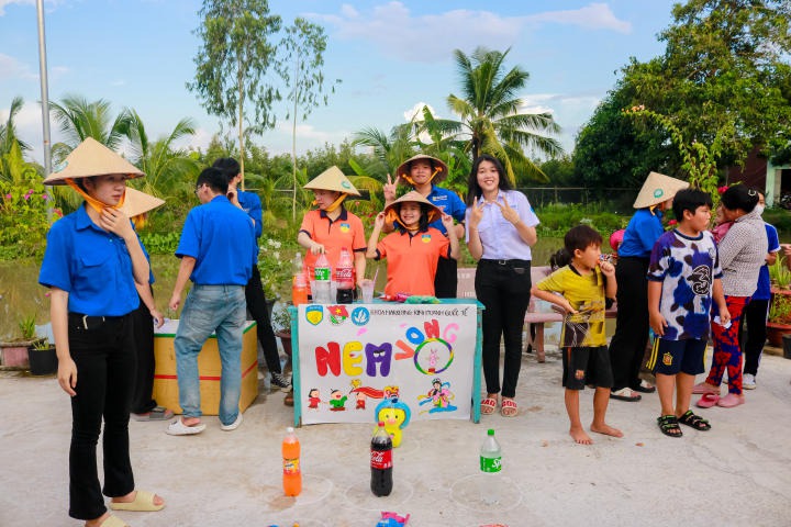 Khoa Marketing - Kinh doanh quốc tế HUTECH tổ chức Trung thu ý nghĩa cho các em nhỏ Chùa Thuận Hóa (Cần Thơ) 67