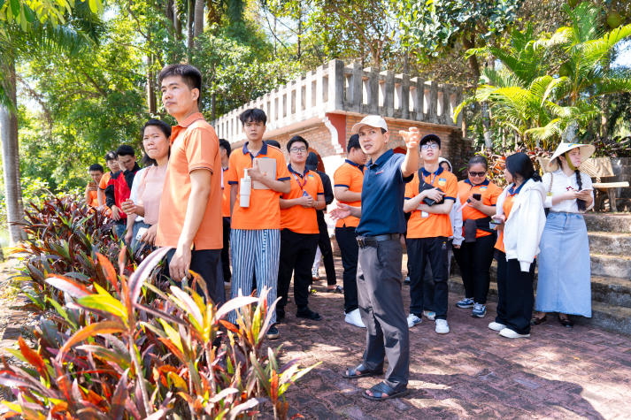 [Ảnh] Sinh viên HUTECH khám phá mô hình kinh tế sức khỏe bền vững qua hành trình thực tế 134