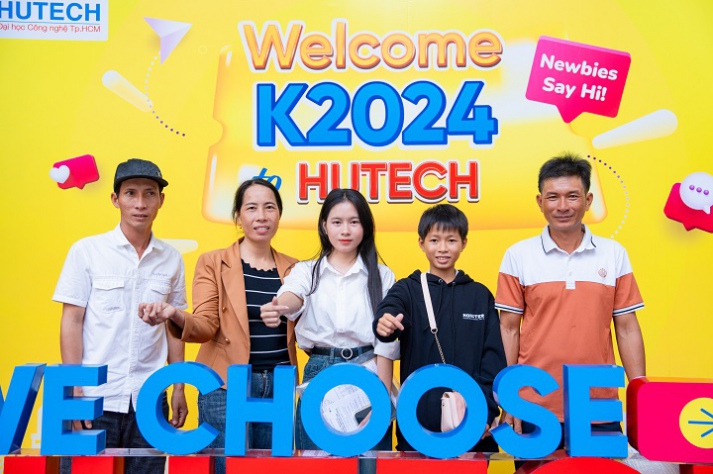 [Video] Đông đảo thí sinh, phụ huynh đến HUTECH nhập học từ tờ mờ sáng ngày đầu tiên 93