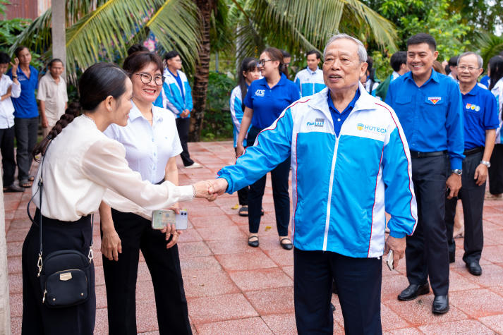 Mùa hè xanh HUTECH 2025: Bước chân tình nguyện, lan tỏa niềm tin 130