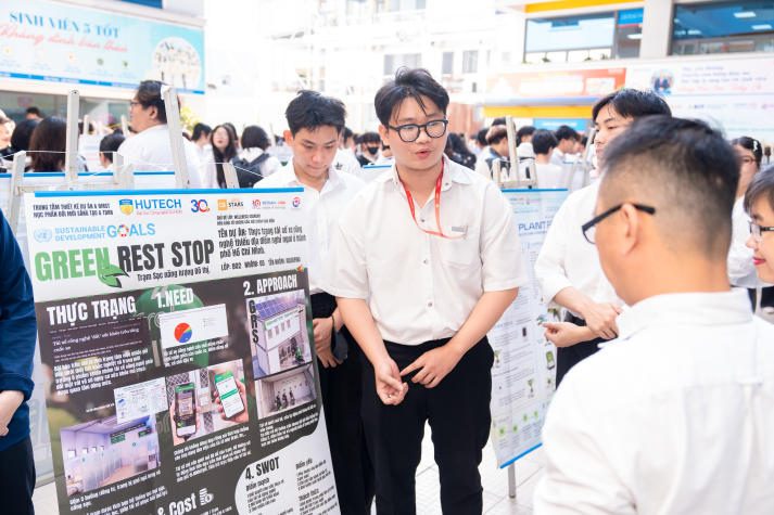 [Video] 53 dự án “lên sóng” tại Poster Innovation HUTECH, sinh viên bứt phá với loạt ý tưởng đậm tính ứng dụng 33
