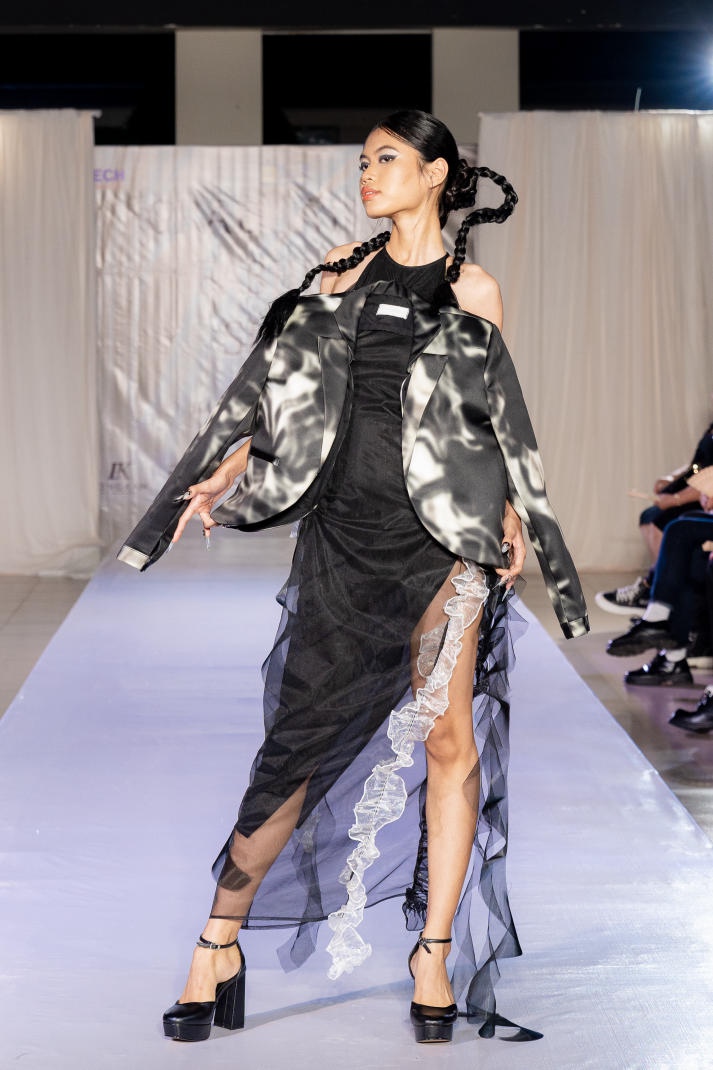 [Video] Sinh viên Thiết kế thời trang HUTECH “trình làng” loạt đồ án tốt nghiệp với nhiều ý tưởng độc đáo 412