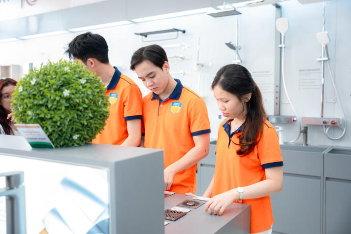 Sinh viên Khoa Marketing - Kinh doanh quốc tế học tập thực tế tại Hoa Sen Home 45
