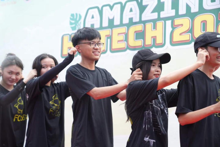 Trại sinh chinh phục chuỗi thử thách liên hoàn tại Hội trại Amazing HUTECH 2023 62