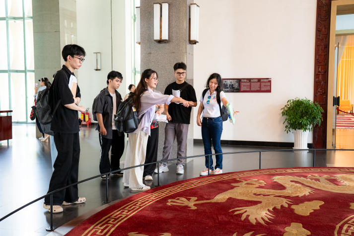 [Ảnh] Sinh viên Khoa Tiếng Anh và hành trình “học trong di sản” giữa lòng thành phố 78