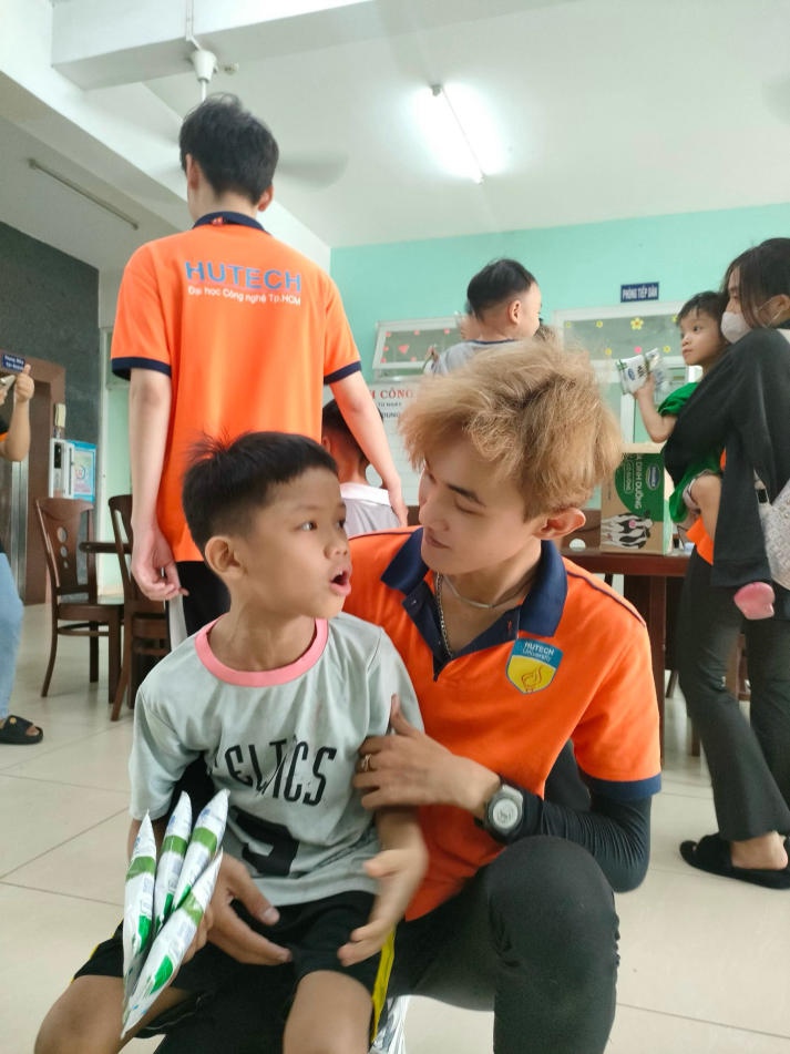 “Bộ 3” Câu lạc bộ tình nguyện của HUTECH lan tỏa mùa xuân yêu thương đến các em nhỏ Trung tâm nuôi dưỡng bảo trợ trẻ em Tam Bình 73