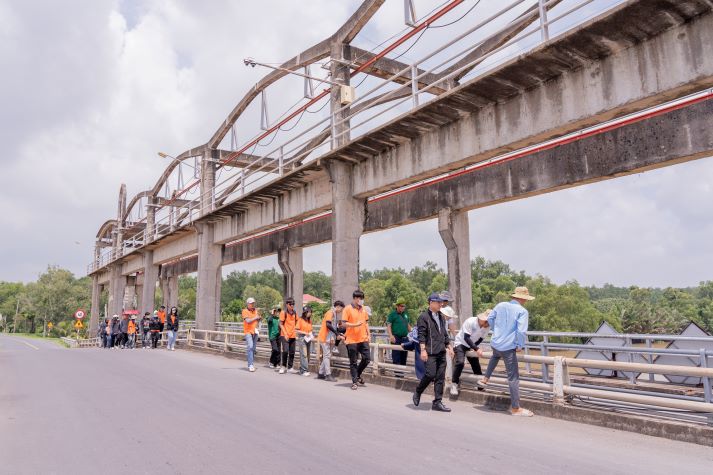 Sinh viên ngành Quản lý tài nguyên và môi trường khám phá rừng phòng hộ và hệ thống cống đập Ba Lai (Bến Tre) 116